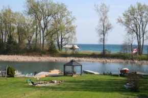 Hadovka Lakeside Inn